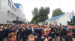 В Білорусі почався страйк на найбільшому автомобільному заводі: фото і відео
