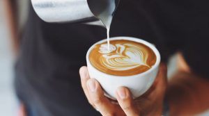 Серйозно нашкодить здоров’ю: чому не можна пити каву з молоком