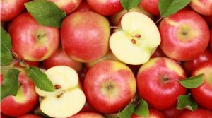 Лікарі назвали несподівану шкоду яблук, яка впливає на здоров’я людини
