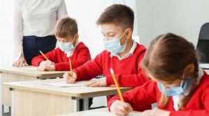 “Наражають дітей на небезпеку!”: лікар розповів, що дійсно допоможе побороти COVID-19 у школах