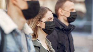 Чи може маска захистити від важкого перебігу COVID-19: відповідь лікаря