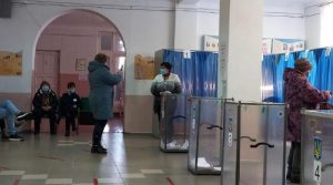 Виборці у Слов’янську фотографуються біля урн з бюлетенями, щоб виграти iPhone 12 (фото)