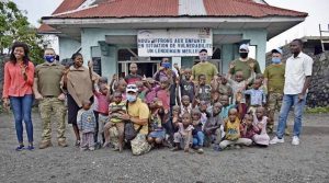 Українські миротворці привітали з Днем святого Миколая дітей-сиріт у Конго