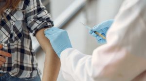 У МОЗ назвали побічні реакції, які фіксують у вакцинованих від коронавірусу найчастіше