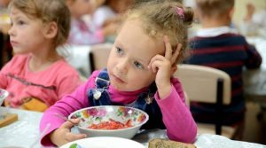 З 2021 року деякі діти зможуть отримувати особливе харчування в школі: умови