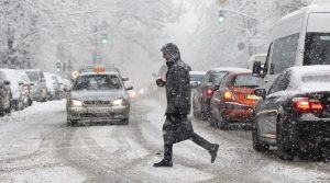 Українців попередили про потужні снігопади, дощі та вітер: йде страшна негода