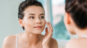 Чим краще витирати обличчя після вмивання, щоб уникнути прищів