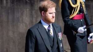 Останется поддержать Елизавету II: принц Гарри не вернется в ближайшие дни в США