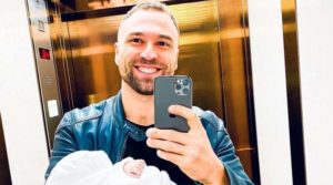 Екс “Холостяк” Макс Михайлюк потішив підписників милим фото з новонародженою дочкою