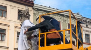 “Патріотичні Нептун та Адоніс”: у Львові статуї античних богів одягнули у вишиванки