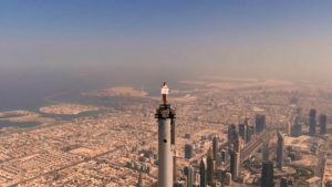 Авіакомпанія зняла рекламу на вершині найвищої будівлі у світі (відео)