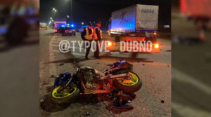 “Мотоцикліст помер на місці”: на Рівненщині зіткнулися вантажівка та мотоцикл