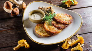 Апетитні деруни з сиром і грибами: смачний рецепт традиційної страви
