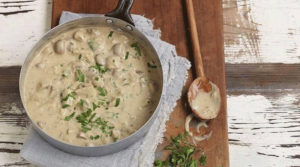 Смачний грибний соус до картопляних страв: легкий рецепт