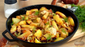 Тушкована картопля з грибами в сметані: неймовірно смачний рецепт
