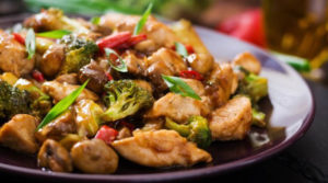 Апетитне куряче філе з овочами у східному стилі: як приготувати смачну страву