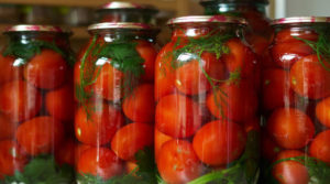 Як засолити помідори швидко і смачно: 3 перевірених рецепта
