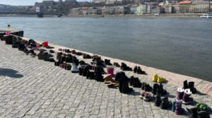 У Будапешті, в честь пам’яті загиблих у драмтеатрі в Маріуполі, на березі Дунаю виклали 300 пар взуття
