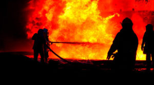 У Львові загасили пожежу, що виникла внаслідок ракетного удару (ФОТО)