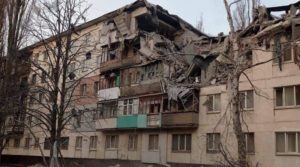 Окупанти обстріляли житлові квартали Лисичанська, є жертви (ФОТО)