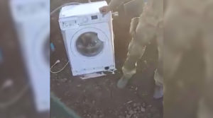 Російський окупант бере з собою пральну машину навіть в окоп: мережу підірвало курйозне відео