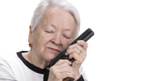 babcia z pistoletom