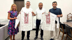 Керівники компанії Baykar Makina отримали сорочки із вишитими Байрактарами (ФОТО)