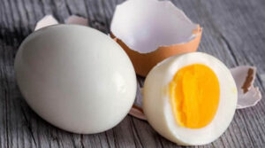 Як легко та швидко почистити курячі яйця