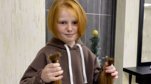 9-річна дівчинка з Прилук відрізала півметрову косу, аби купити каску для військових (ФОТО)