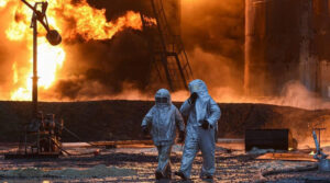 На найбільшому нафтопереробному заводі Сибіру потужний вибух: зараз там сильна пожежа (ВІДЕО)