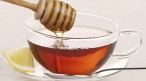 Чи шкідливо класти мед в гарячий чай: як правильно робити такий напій