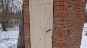 На росії матері “мобіка” відремонтували двері вуличного туалету (ФОТО)