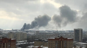 На росії палає величезний склад з гумою: все місто в диму (ВІДЕО)