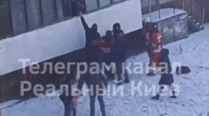 У Києві батько намагався викинути з балкона тримісячне немовля (ВІДЕО)