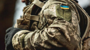 Російські окупанти на Луганщині штурмують позиції ЗСУ в українській формі
