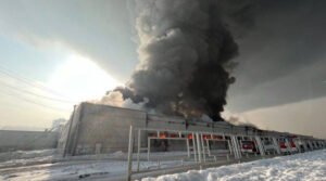 На росії горить величезний склад: пожежа сягає 2500 квадратів (ВІДЕО)