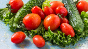 Помідори чи огірки: лікар порівняв, який овоч корисніший