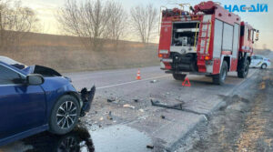 На Черкащині водійка наїхала на рятувальника, який гасив пожежу вздовж траси (ФОТО)
