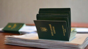 У Раді пропонують, аби українські чоловіки не могли оформити закордонний паспорт без довідки про військовий облік