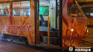 В Одесі чоловік розбив вікно у трамваї та побив його кермувальницю