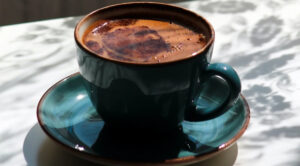 Названо спеції, які варто додати до кави для покращення роботи мозку