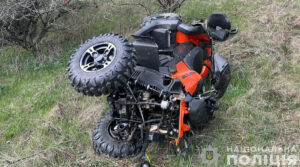 На Вінниччині квадрацикл злетів зі скелі: водій загинув на місці, а 10-річного пасажира госпіталізували