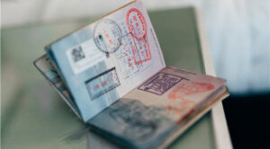 Паспортні сервіси припинили видачу документів громадянам України за кордоном