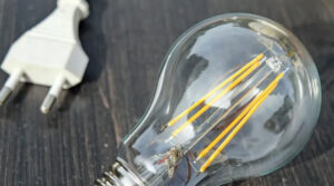 Тариф на електроенергію з 1 травня: скільки доведеться платити за 1 кВт*год