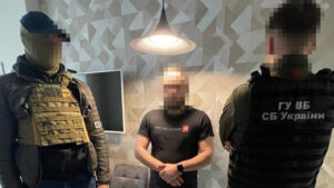Виманював гроші у сімей українських полонених: СБУ викрила шахрая, який видавав себе за офіцера