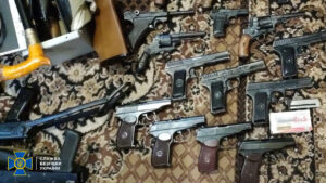 У декількох областях України “на гарячому” затримали банду, яка торгувала зброєю для криміналітету