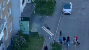 У Києві дівчина вистрибнула з балкона, впала на перехожого та вбила його