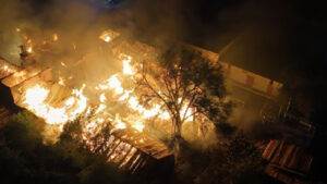 У Миколаєві спалахнула масштабна пожежа на підприємстві (ФОТО)
